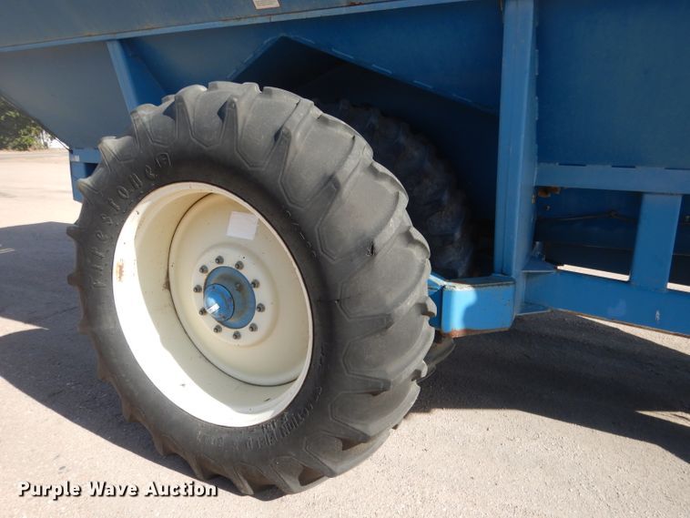 image for item DG5981 Kinze 840AW grain cart