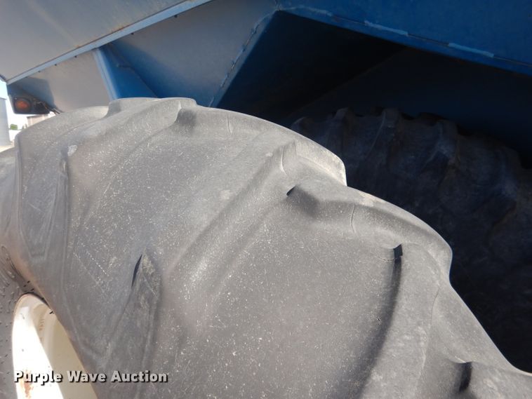 image for item DG5981 Kinze 840AW grain cart