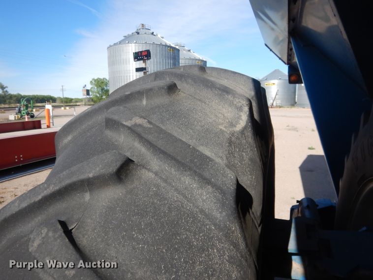 image for item DG5981 Kinze 840AW grain cart