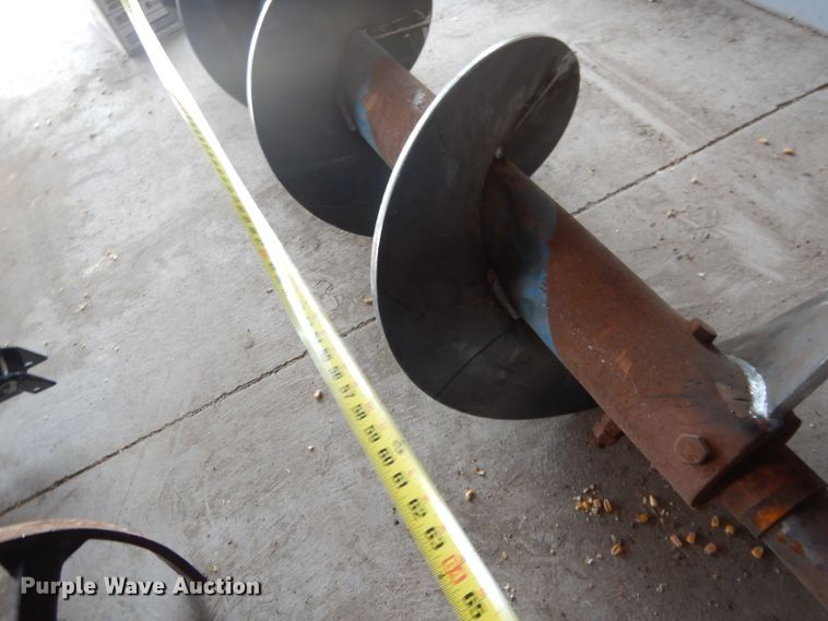 image for item DG5981 Kinze 840AW grain cart