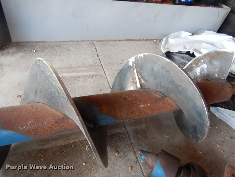 image for item DG5981 Kinze 840AW grain cart