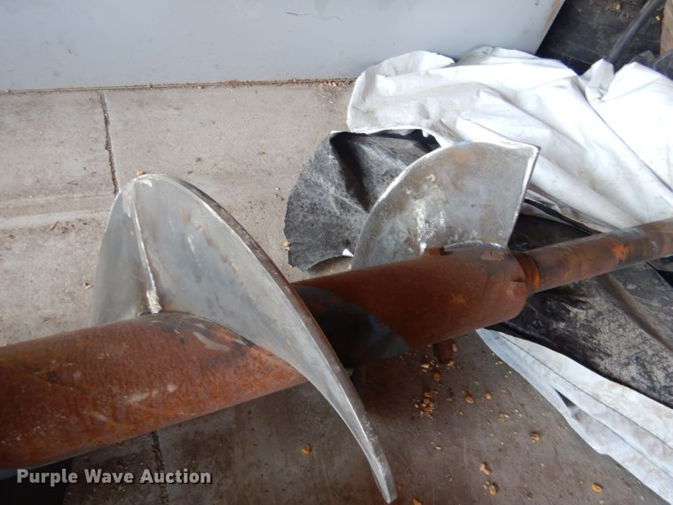 image for item DG5981 Kinze 840AW grain cart