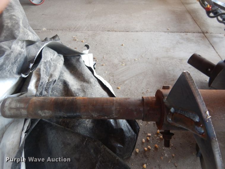 image for item DG5981 Kinze 840AW grain cart