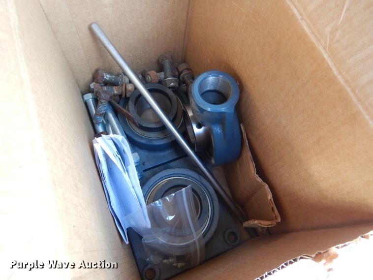 image for item DG5981 Kinze 840AW grain cart