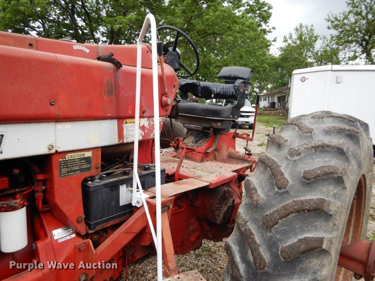 image for item DH4455 International 1066  tractor