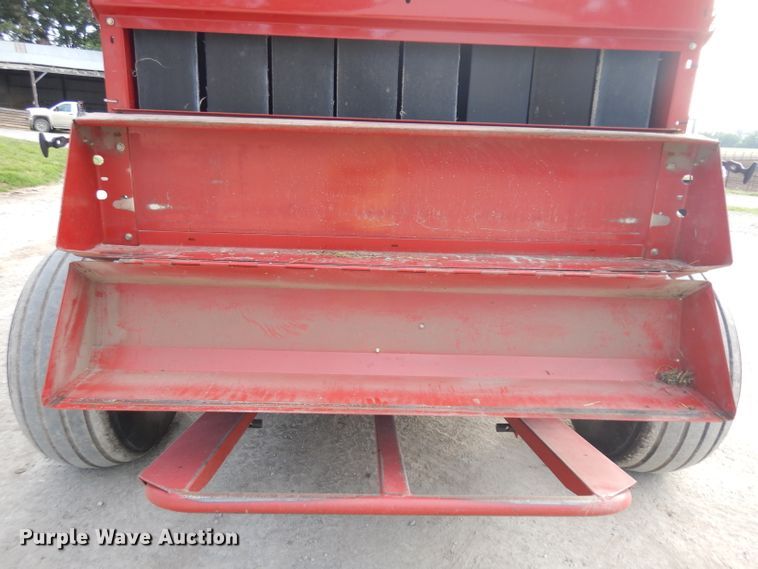 image for item GW9127 2011 New Holland BR7090  round baler