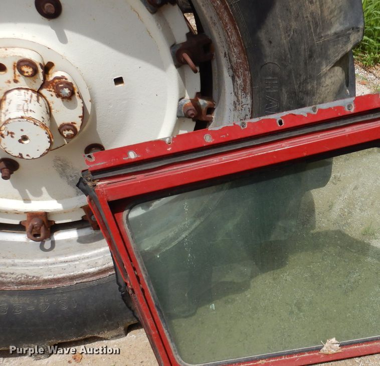 image for item GW9136 International 966  tractor