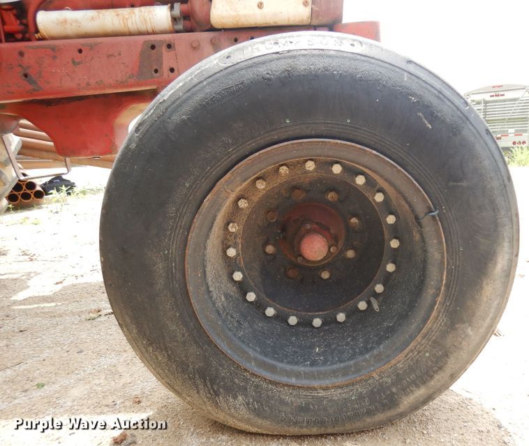 image for item GW9136 International 966  tractor