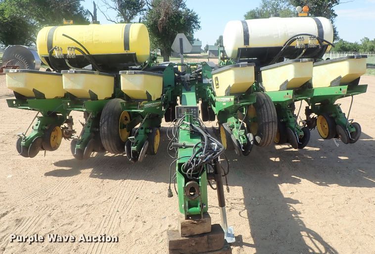 image for item GW9369 John Deere 1760 Max Emerge II planter