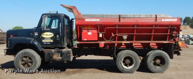 image for item GW9933 1985 International 2600 applicator truck