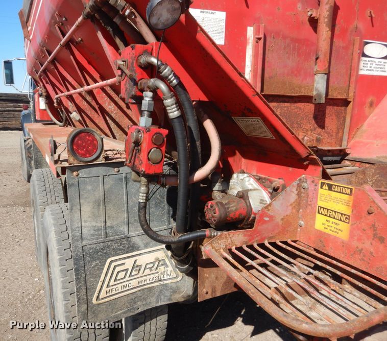 image for item GW9933 1985 International 2600 applicator truck