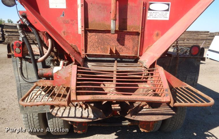 image for item GW9933 1985 International 2600 applicator truck