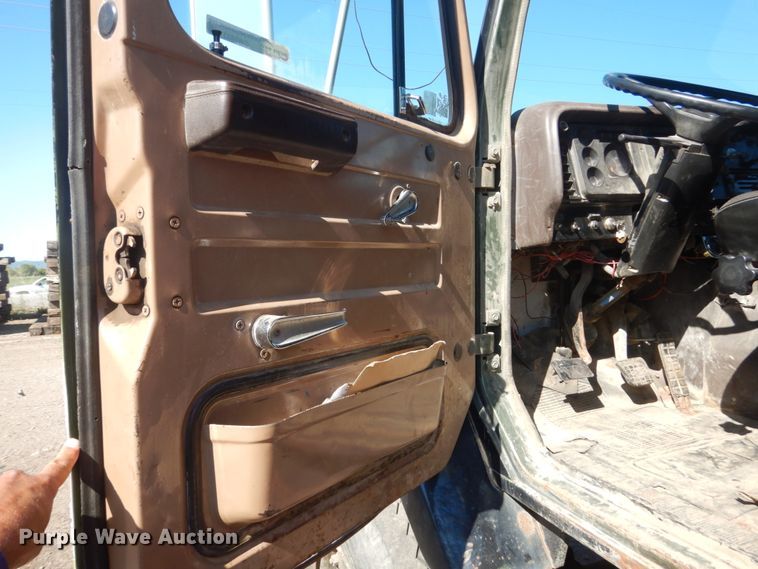 image for item GW9933 1985 International 2600 applicator truck