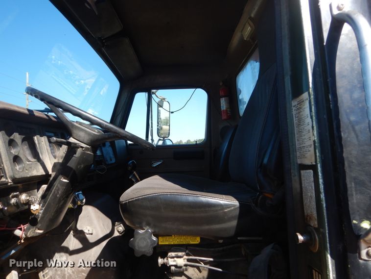 image for item GW9933 1985 International 2600 applicator truck