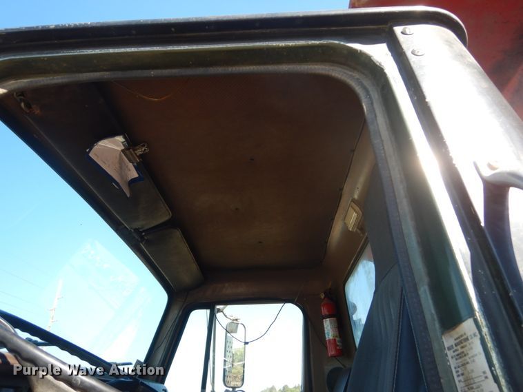 image for item GW9933 1985 International 2600 applicator truck