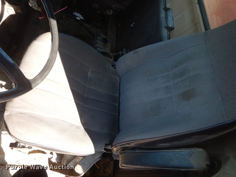 image for item GW9933 1985 International 2600 applicator truck