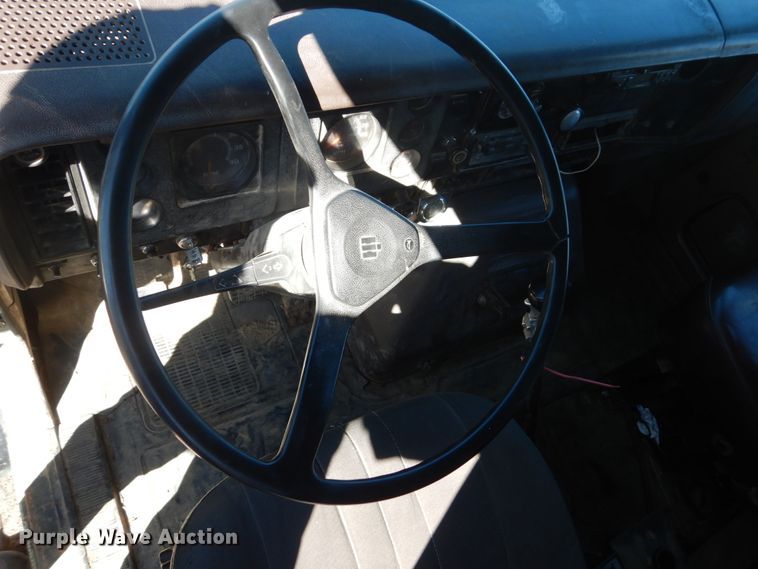 image for item GW9933 1985 International 2600 applicator truck