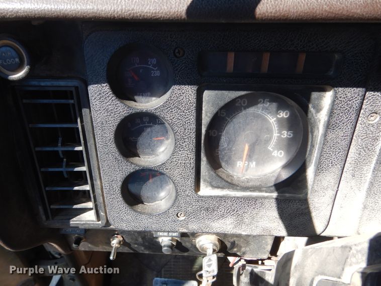 image for item GW9933 1985 International 2600 applicator truck