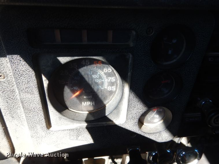 image for item GW9933 1985 International 2600 applicator truck