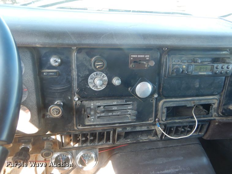 image for item GW9933 1985 International 2600 applicator truck