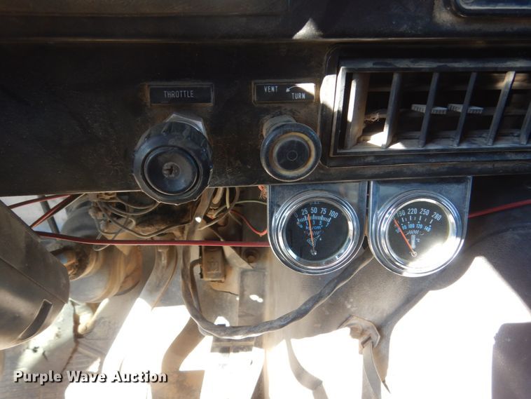 image for item GW9933 1985 International 2600 applicator truck