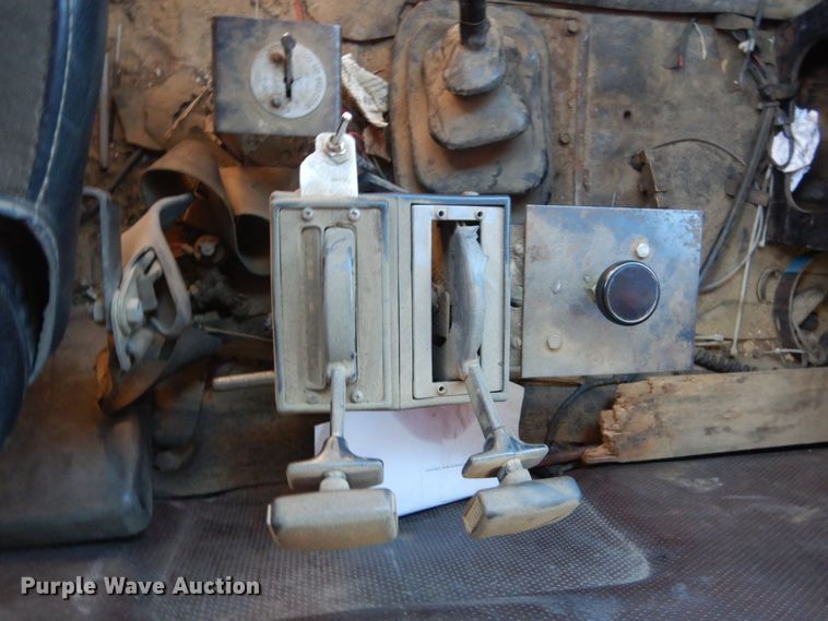 image for item GW9933 1985 International 2600 applicator truck