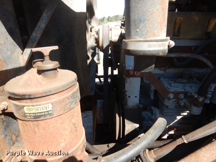 image for item GW9933 1985 International 2600 applicator truck