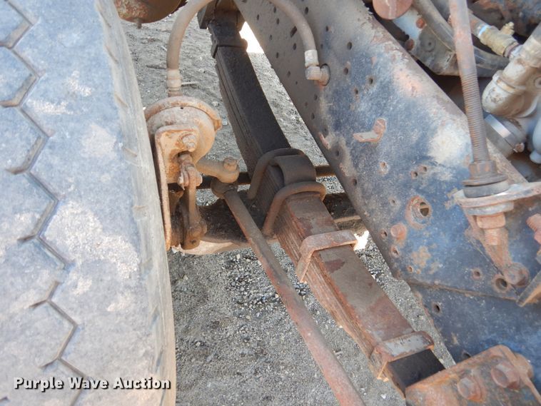 image for item GW9933 1985 International 2600 applicator truck