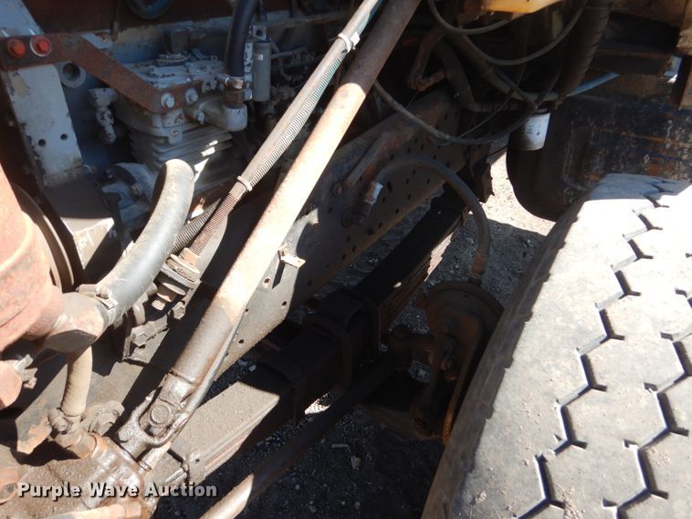 image for item GW9933 1985 International 2600 applicator truck