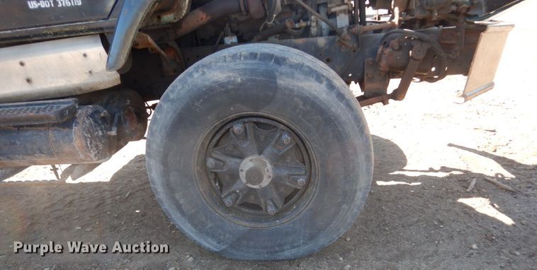 image for item GW9933 1985 International 2600 applicator truck