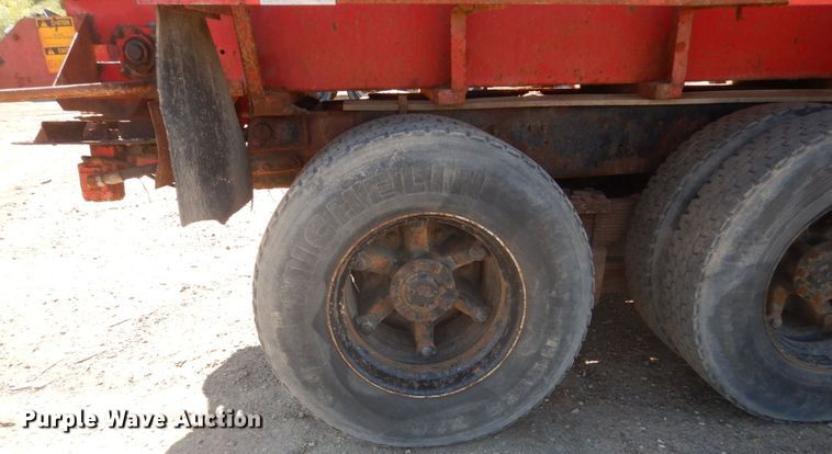 image for item GW9933 1985 International 2600 applicator truck