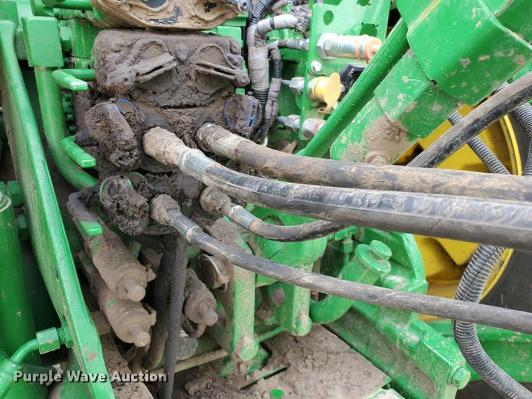 image for item GX9942 2014 John Deere 569 Premium round baler