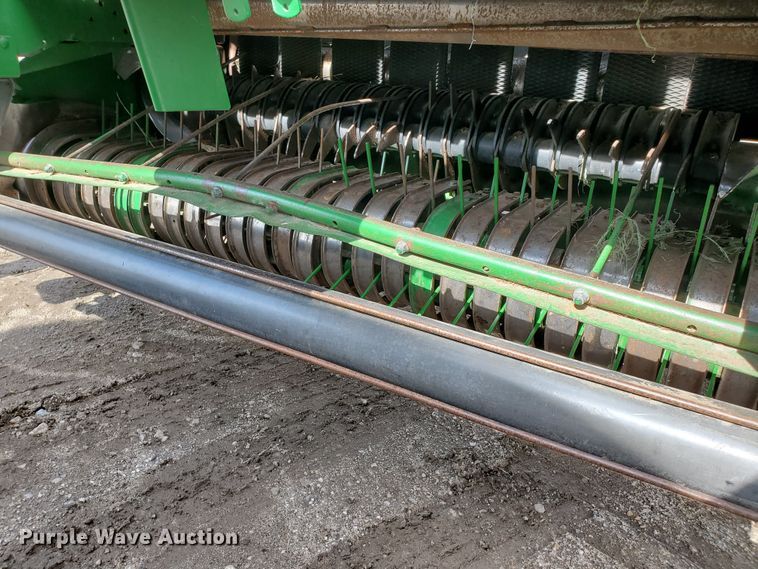 image for item GX9942 2014 John Deere 569 Premium round baler