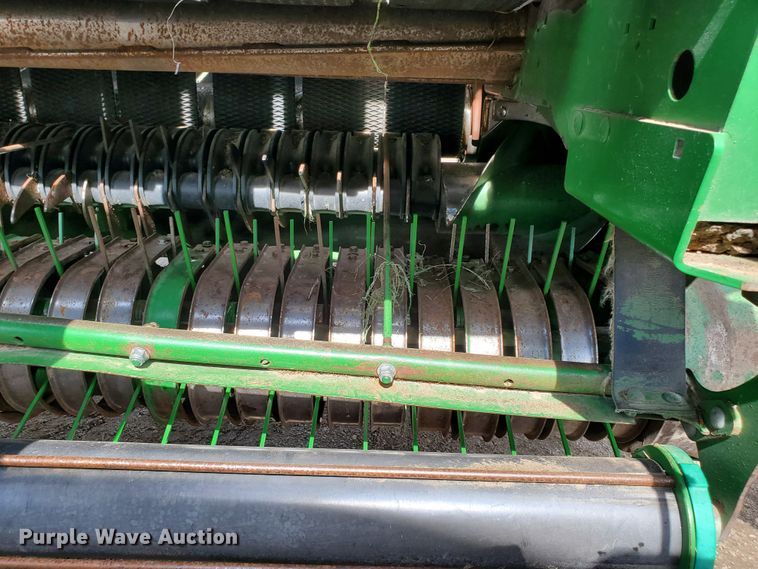 image for item GX9942 2014 John Deere 569 Premium round baler
