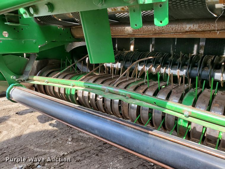 image for item GX9942 2014 John Deere 569 Premium round baler