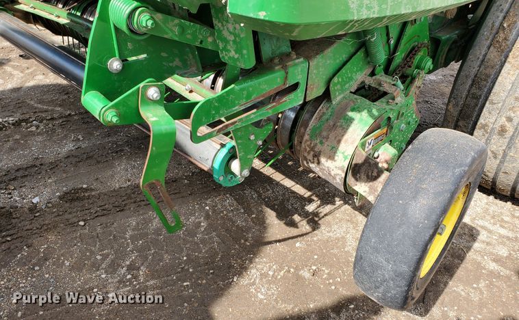 image for item GX9942 2014 John Deere 569 Premium round baler