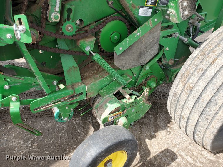 image for item GX9942 2014 John Deere 569 Premium round baler