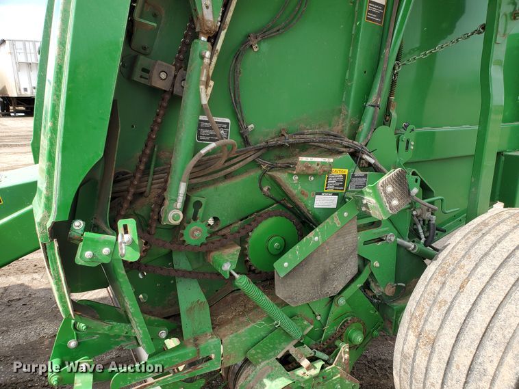 image for item GX9942 2014 John Deere 569 Premium round baler
