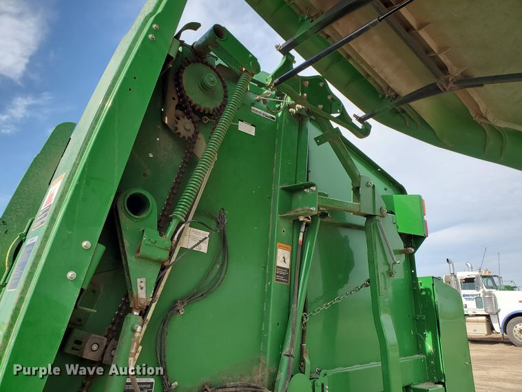 image for item GX9942 2014 John Deere 569 Premium round baler