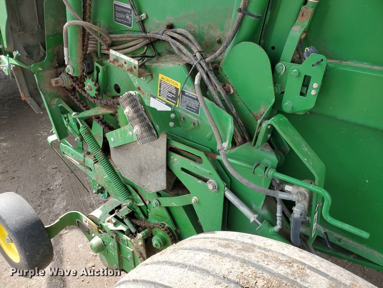 image for item GX9942 2014 John Deere 569 Premium round baler