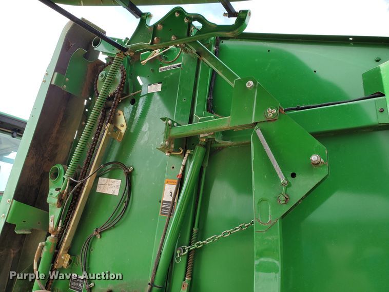 image for item GX9942 2014 John Deere 569 Premium round baler