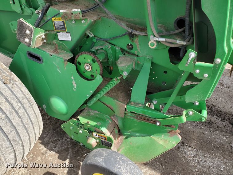 image for item GX9942 2014 John Deere 569 Premium round baler