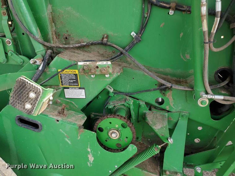 image for item GX9942 2014 John Deere 569 Premium round baler
