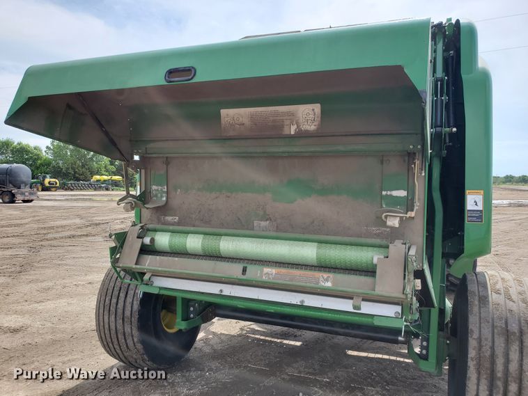 image for item GX9942 2014 John Deere 569 Premium round baler