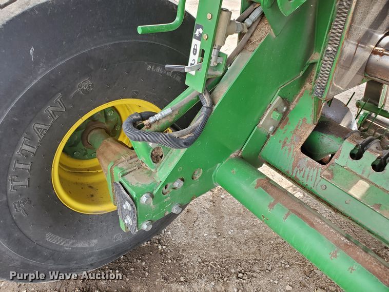 image for item GX9942 2014 John Deere 569 Premium round baler