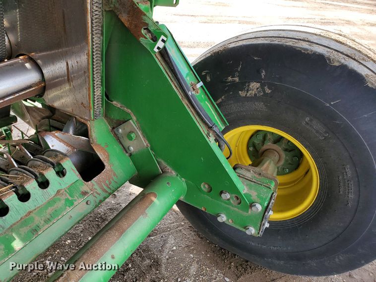 image for item GX9942 2014 John Deere 569 Premium round baler