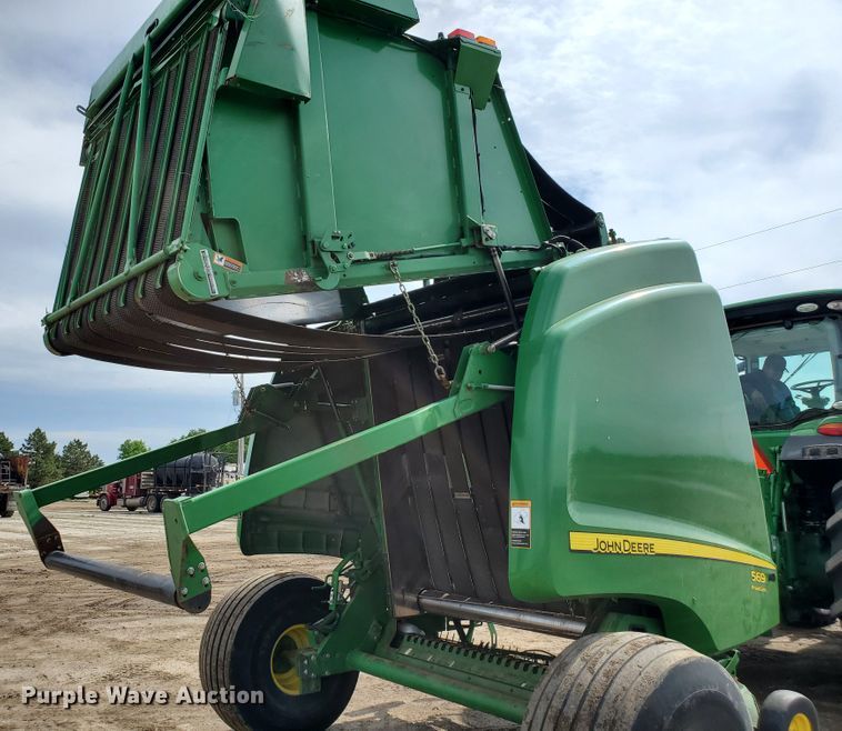 image for item GX9942 2014 John Deere 569 Premium round baler