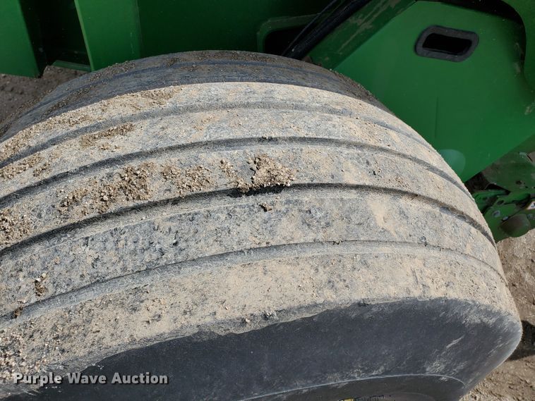 image for item GX9942 2014 John Deere 569 Premium round baler