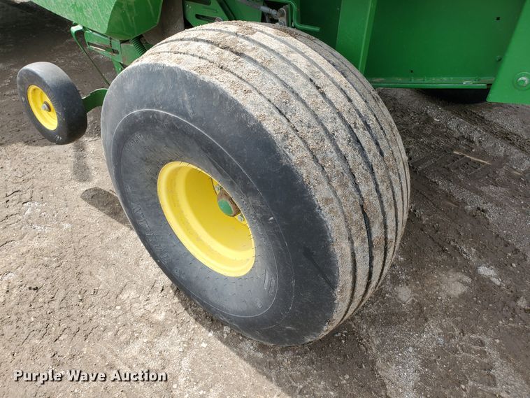 image for item GX9942 2014 John Deere 569 Premium round baler