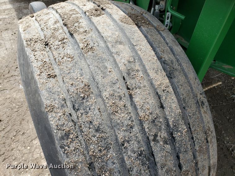 image for item GX9942 2014 John Deere 569 Premium round baler